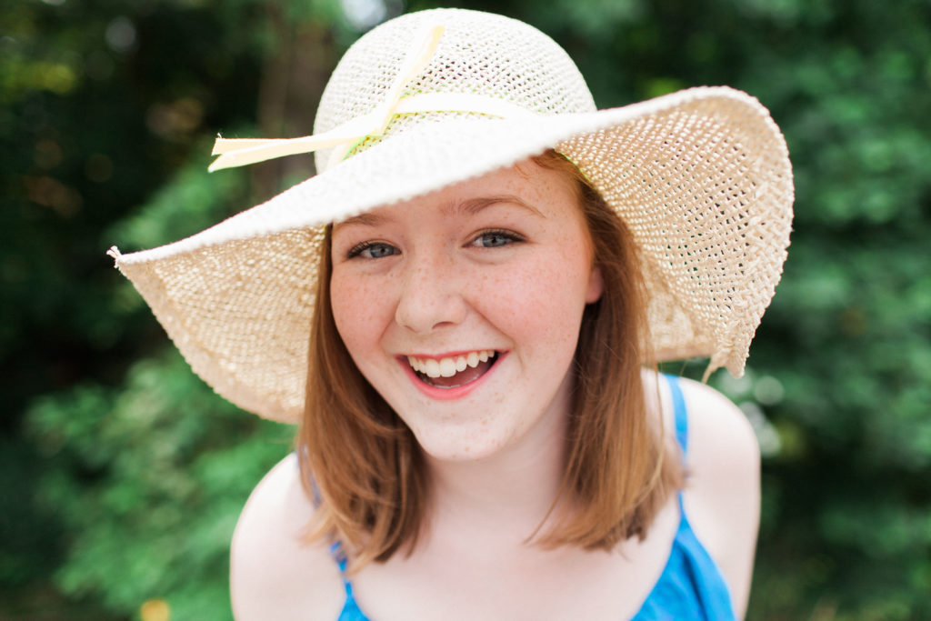 teenage girl senior photos with floppy hat