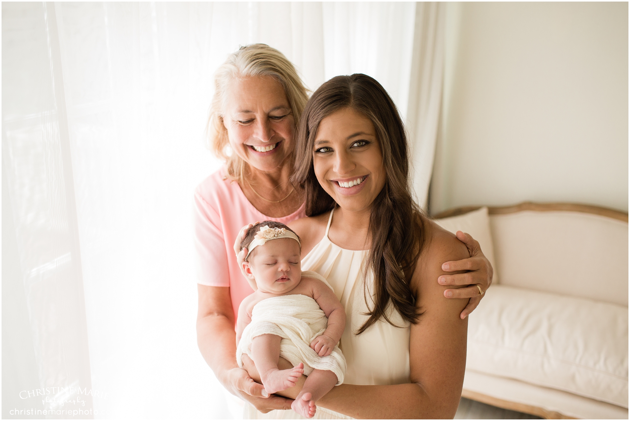 generational photos with grandma, cumming newborn photographer 