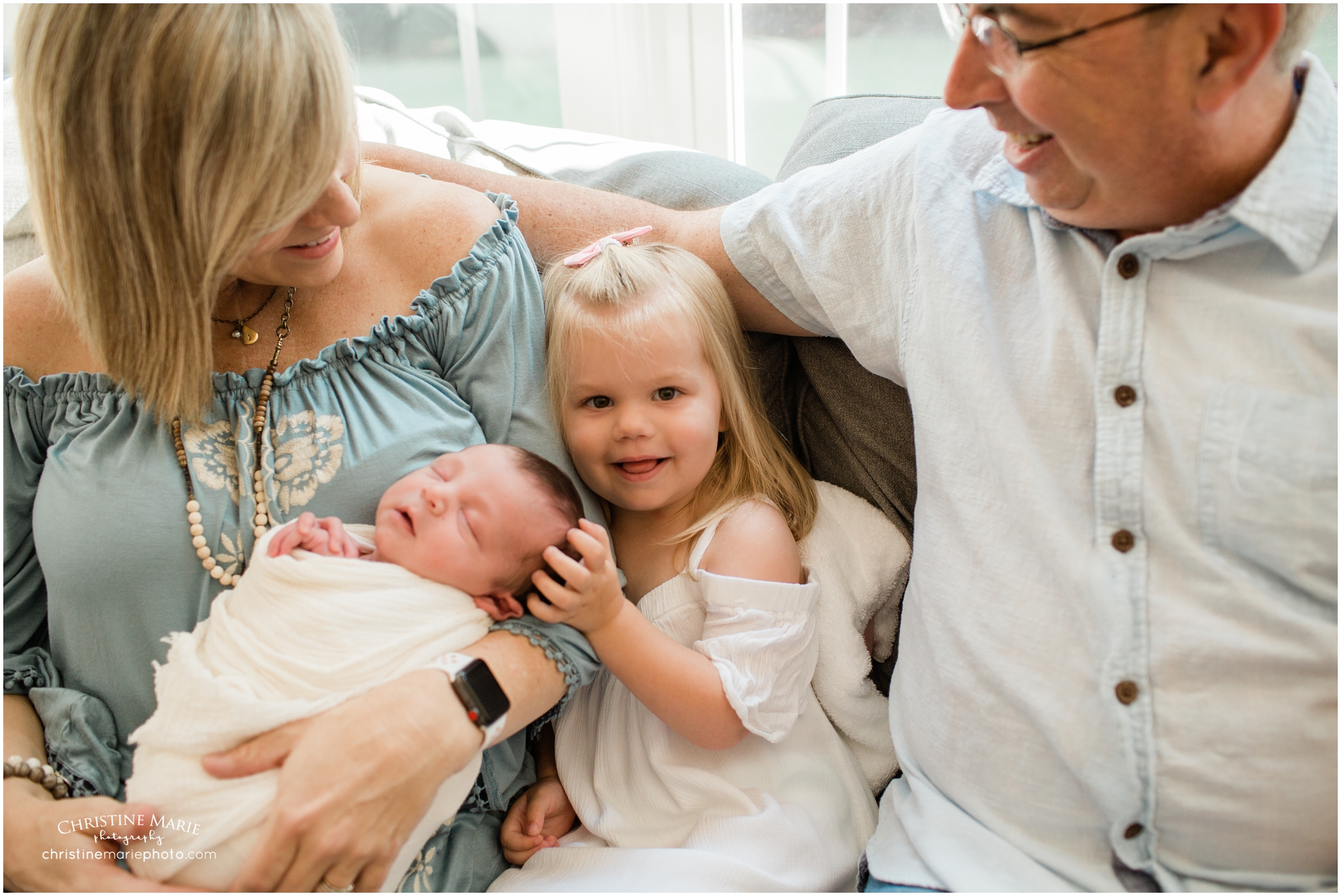 lifestyle newborn and family photographer 