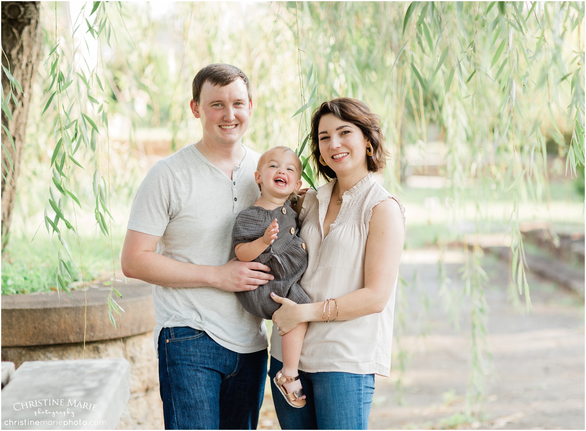 cumming family photographer, family under a willow tree