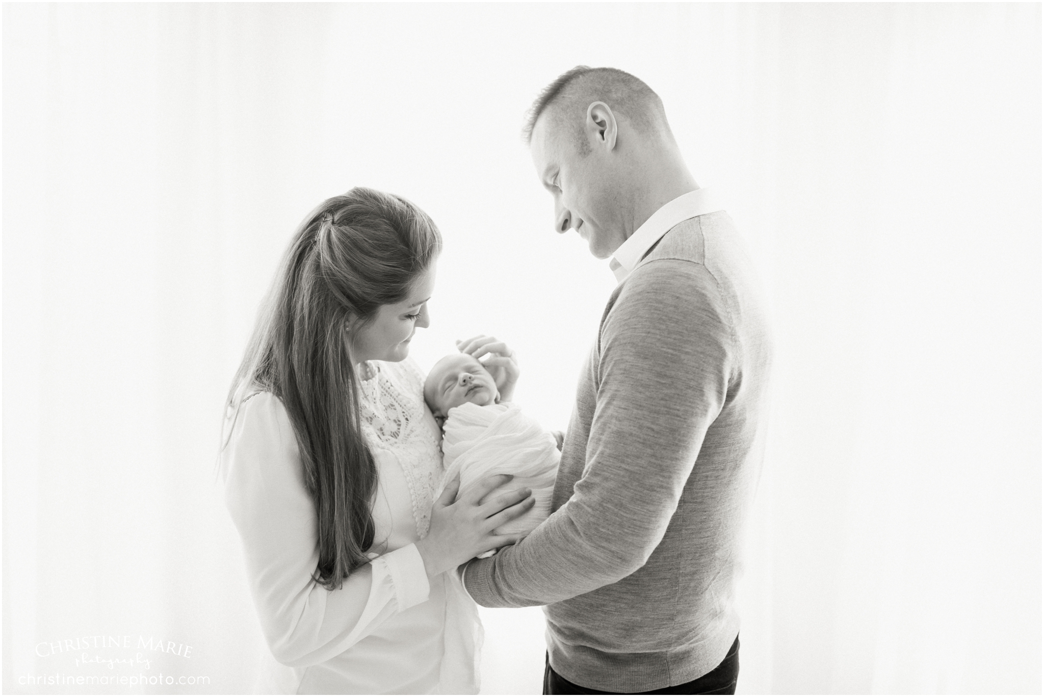 Natural family and newborn photos in studio