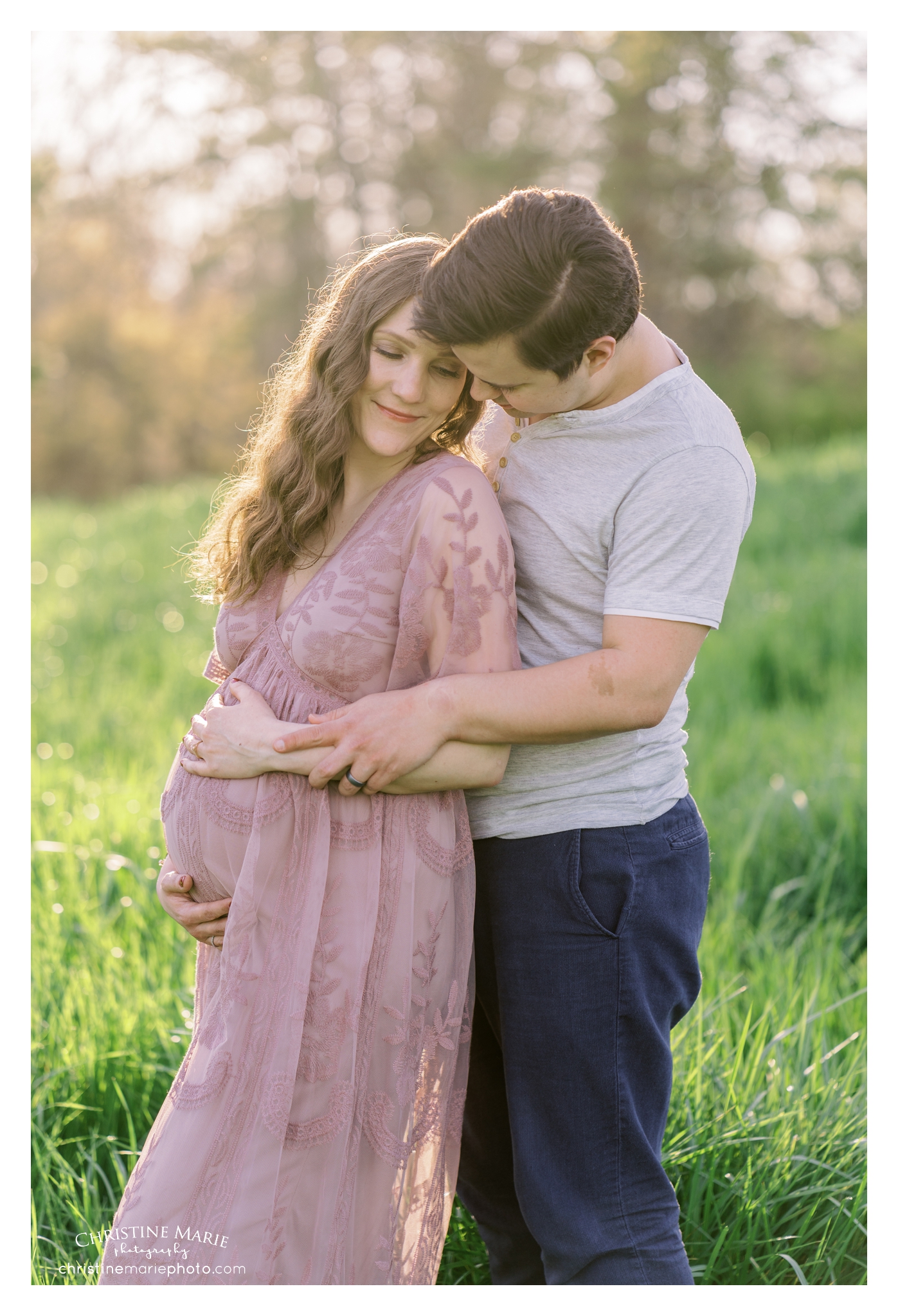 natural maternity photo at sunset