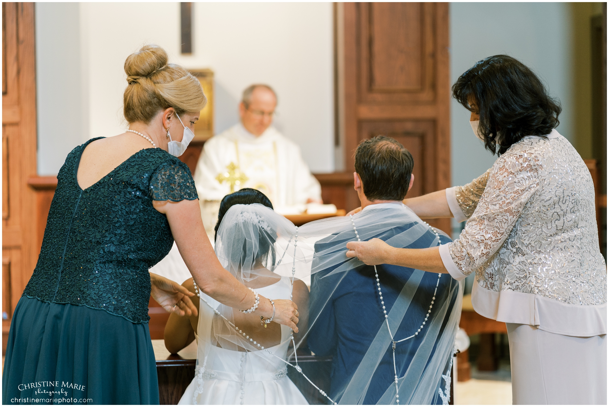 catholic traditions, laying the rosary around bride and groom