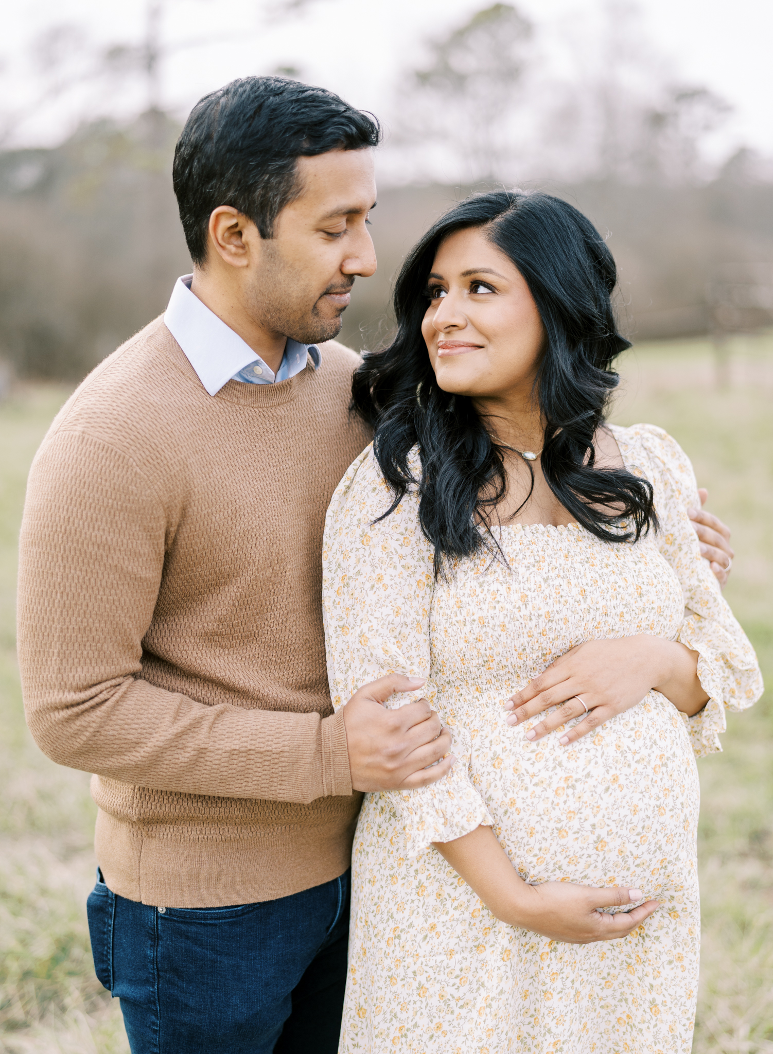 natural maternity photos with husband in a field