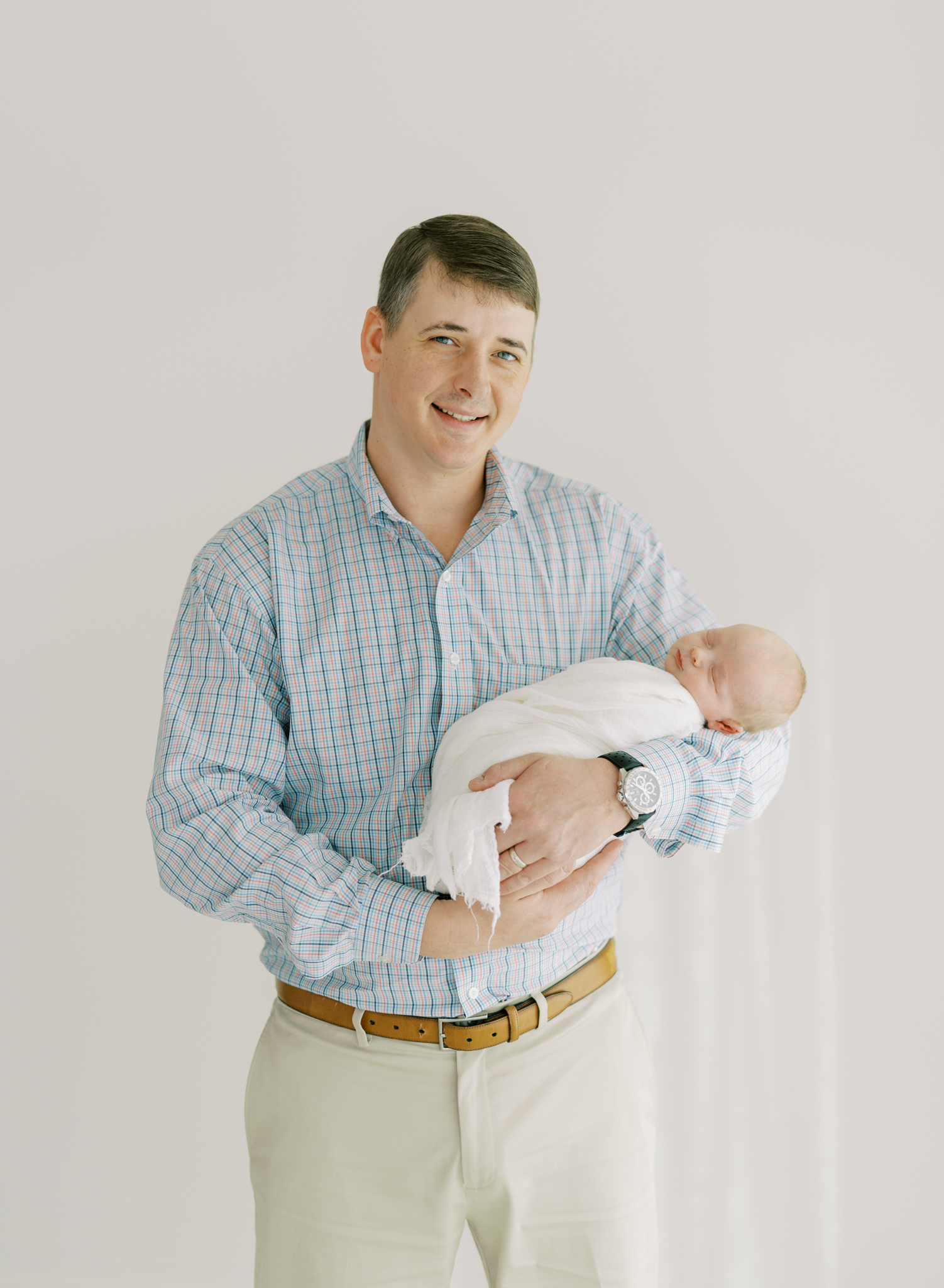 dad with newborn in atlanta photography studio